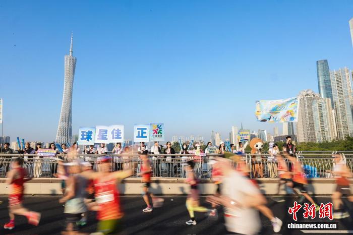 广汽丰田2025广州马拉松在天河体育中心鸣枪开跑