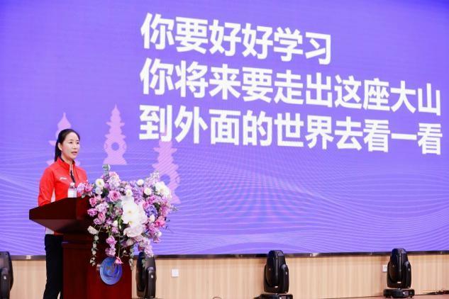 王丽萍走进校园宣讲天道酬勤，携手艺术大师为