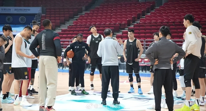 北京男篮伤兵满营迎战浙江 内线双核周琦麦基扛