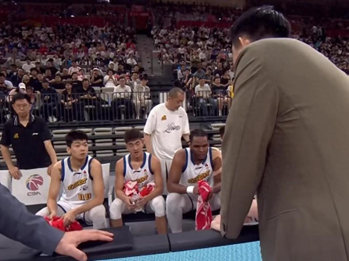 广厦队主场惨败深圳队 防守漏洞暴露意图