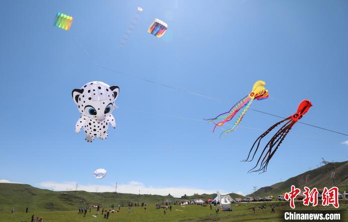 西宁湟源县高原国际风筝盛事开启 国内风筝高手