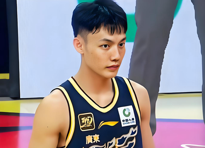 广东男篮12分惨败福建杜锋遭质疑用人策略引热议