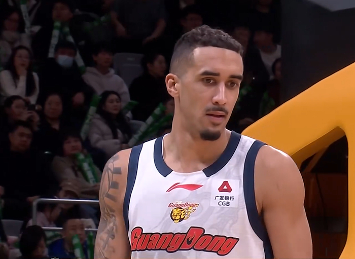 广东男篮12分惨败福建杜锋遭质疑用人策略引热议